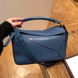 火遍全世界的熱銷款店主自留款哦[害羞]送禮佳品今年時裝周的It bag界殺入一匹