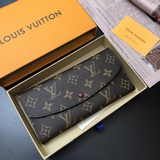 M60531 這款信封式錢夾以優雅的 Monogram 帆布制成，内部設計精巧獨