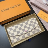 M60531 這款信封式錢夾以優雅的 Monogram 帆布制成，内部設計精巧獨