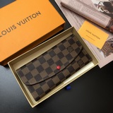M60531 這款信封式錢夾以優雅的 Monogram 帆布制成，内部設計精巧獨