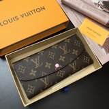 M60531 這款信封式錢夾以優雅的 Monogram 帆布制成，内部設計精巧獨