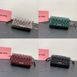 配盒子，Miumiu 新款，采用進口小羊皮制作 （全皮款）摸上去十分有手感 配上