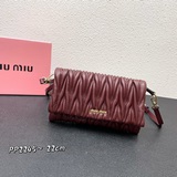 配盒子，Miumiu 新款，采用進口小羊皮制作 （全皮款）摸上去十分有手感 配上