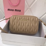 【MIUMIU】缪缪雙拉鍊相機包，5BH539，M81 采用進口定制綿羊皮，Ma