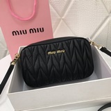 【MIUMIU】缪缪雙拉鍊相機包，5BH539，M81 采用進口定制綿羊皮，Ma