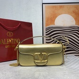 Valentino2023早春系列# 經典包袋升級，占據街頭焦點。标志性鉚釘點