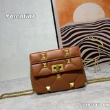 小號 Valentino  Roman Stud 小號手袋，黑色皮質與同色鉚釘