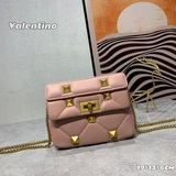 小號 Valentino  Roman Stud 小號手袋，黑色皮質與同色鉚釘