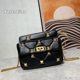 中號 爆款Valentino Garavani Roman Stud 小號納帕羊
