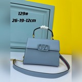 Valentino 2023  VSling 手袋，以簡約大方的立體外觀搭配啞光