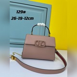 Valentino 2023  VSling 手袋，以簡約大方的立體外觀搭配啞光
