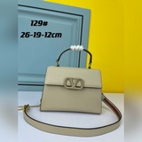 Valentino 2023  VSling 手袋，以簡約大方的立體外觀搭配啞光