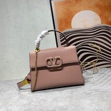 Valentino 2023  VSling 手袋，以簡約大方的立體外觀搭配啞光