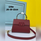 Valentino 2023  VSling 手袋，以簡約大方的立體外觀搭配啞光
