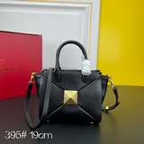 Valentino Garavani 小號ONE STUD 羊皮手袋，正面配有超