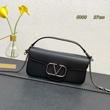 valent**** Garavani #Loco 手袋，為你點亮新年造型靈感。