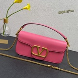 valent**** Garavani #Loco 手袋，為你點亮新年造型靈感。