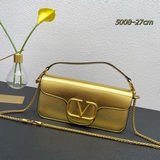 valent**** Garavani #Loco 手袋，為你點亮新年造型靈感。