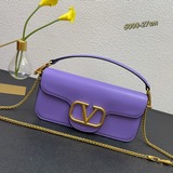 valent**** Garavani #Loco 手袋，為你點亮新年造型靈感。
