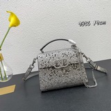 Valentino Garavani VSLING 迷你手提包，通體覆滿施華洛世