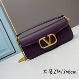 Valentino2023早春系列# 經典包袋升級，占據街頭焦點。标志性鉚釘點
