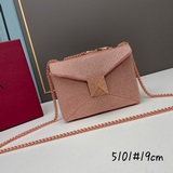 配盒Valentino新款首發ONE STUD小號萊茵石刺繡手袋。正面超大鉚釘