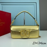 Valentino2023早春系列# 經典包袋升級，占據街頭焦點。标志性鉚釘點