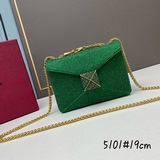 配盒Valentino新款首發ONE STUD小號萊茵石刺繡手袋。正面超大鉚釘