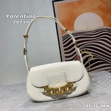 【配盒】Valentino 華倫天奴，最新款 走秀款單肩斜挎包，頭層牛皮，- 