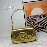 【配盒】Valentino 華倫天奴，最新款 走秀款單肩斜挎包，頭層牛皮，- 