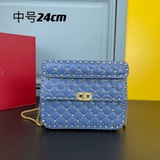 中號【羊皮】Rockstud Spike 小號鍊式手袋 采用金屬感柔軟納帕羔羊皮