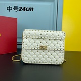 中號【羊皮】Rockstud Spike 小號鍊式手袋 采用金屬感柔軟納帕羔羊皮