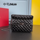 中號【羊皮】Rockstud Spike 小號鍊式手袋 采用金屬感柔軟納帕羔羊皮
