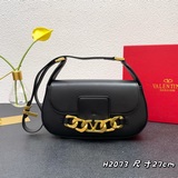 配禮盒。Valentino 華倫天奴，最新款 走秀款單肩斜挎包，頭層牛皮，- 