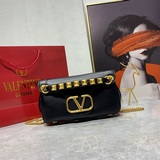 garavani stud sign 軟羊革肩背包，裝飾金屬質感 vlogo s
