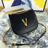 此款Virtus斜挎包首次亮相于時裝秀，名稱取自羅馬神祗，代表力量、勇氣和性格。
