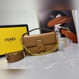 最新走秀款Fendi /Versace聯名款法棍包閃亮登場！牛皮材質，包身兩側