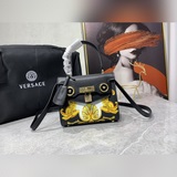 Versace這款lcon手袋風格經典，他可滿足通勤、休閑各種場合的手袋需求，為