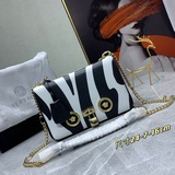 Versace/範思哲2023新秋冬單間女包，采用牛皮制成，大膽印花設計，搭配希