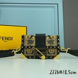 配盒子Fendi by Versace硬質Baguette盒子采用黑色牛皮材質