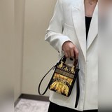 FéI X Versace聯名款元素：印花小托特包兩個品牌字母LOGO相結合設