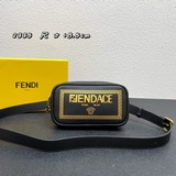 FENDI By Versace 聯名款男包出貨，采用牛皮材質，金色層彩印Fen