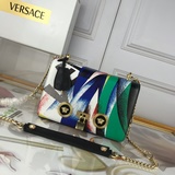 Versace/範思哲2023新秋冬單間女包，采用皮革制成，大膽印花設計，搭配希