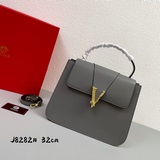 Versace配禮品盒，今年真的開挂了很多設計超亮眼!新款包包LaMedusa系