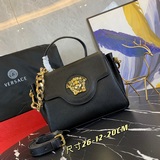 新款包包LaMedusa系列海狸肯豆都有在背，還有吳宣儀駕馭的也很不錯~據說靈感