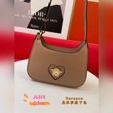 新款#Versace包袋采用優質皮革在意大利精制而成，飾有美杜莎闆飾——與品牌在