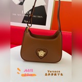 新款#Versace包袋采用優質皮革在意大利精制而成，飾有美杜莎闆飾——與品牌在