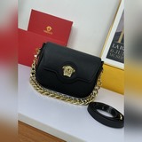此新款Versace包袋采用優質皮革在意大利精制而成，飾有美杜莎闆飾——與品牌在