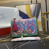Versace/範思哲2023新秋冬單間女包，采用皮革制成，大膽印花設計，搭配希