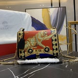 Versace/範思哲2023新秋冬單間女包，采用皮革制成，大膽印花設計，搭配希
